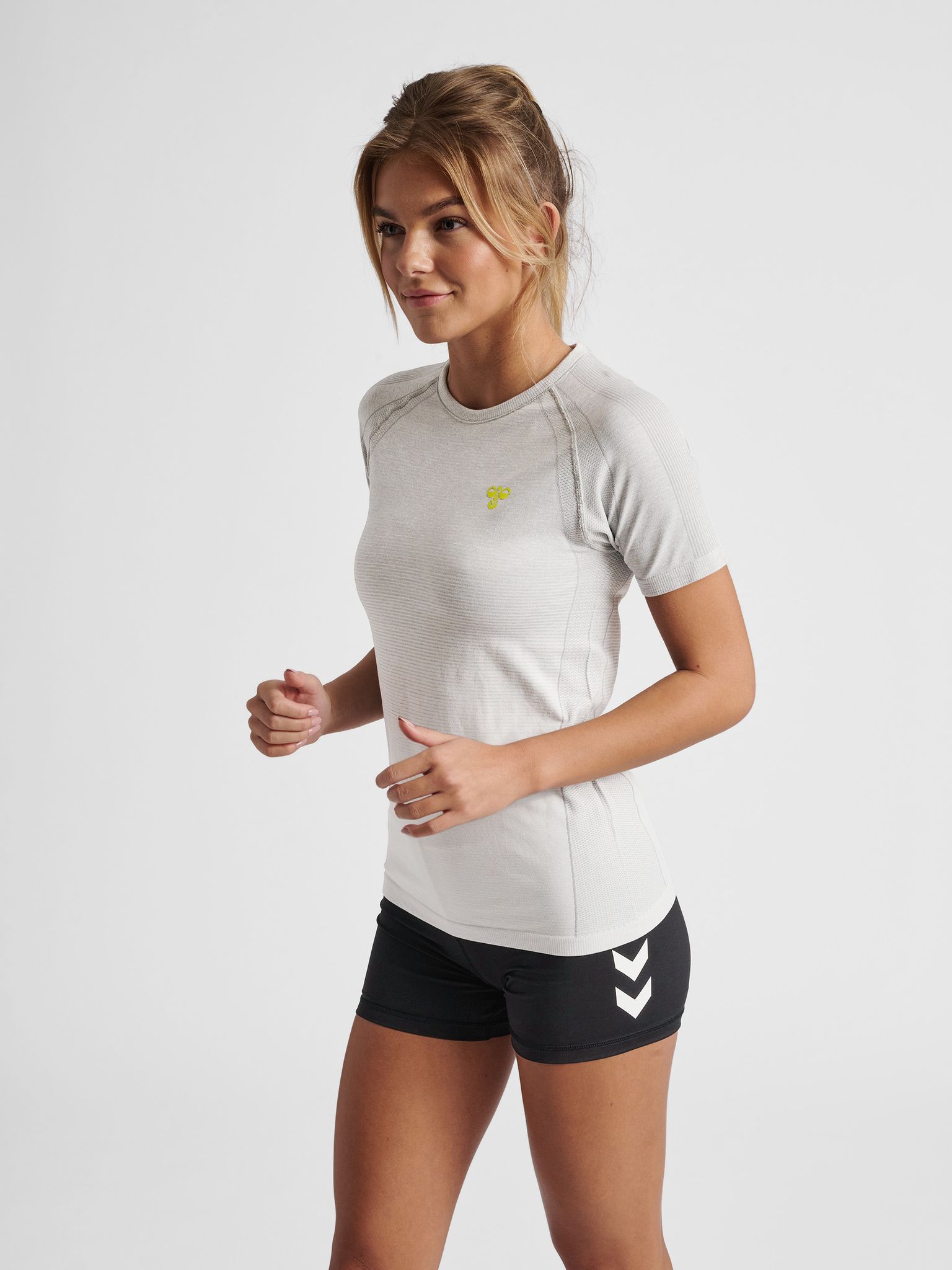 hmlGG12 TRAINING SEAMLESS S/S WOMAN